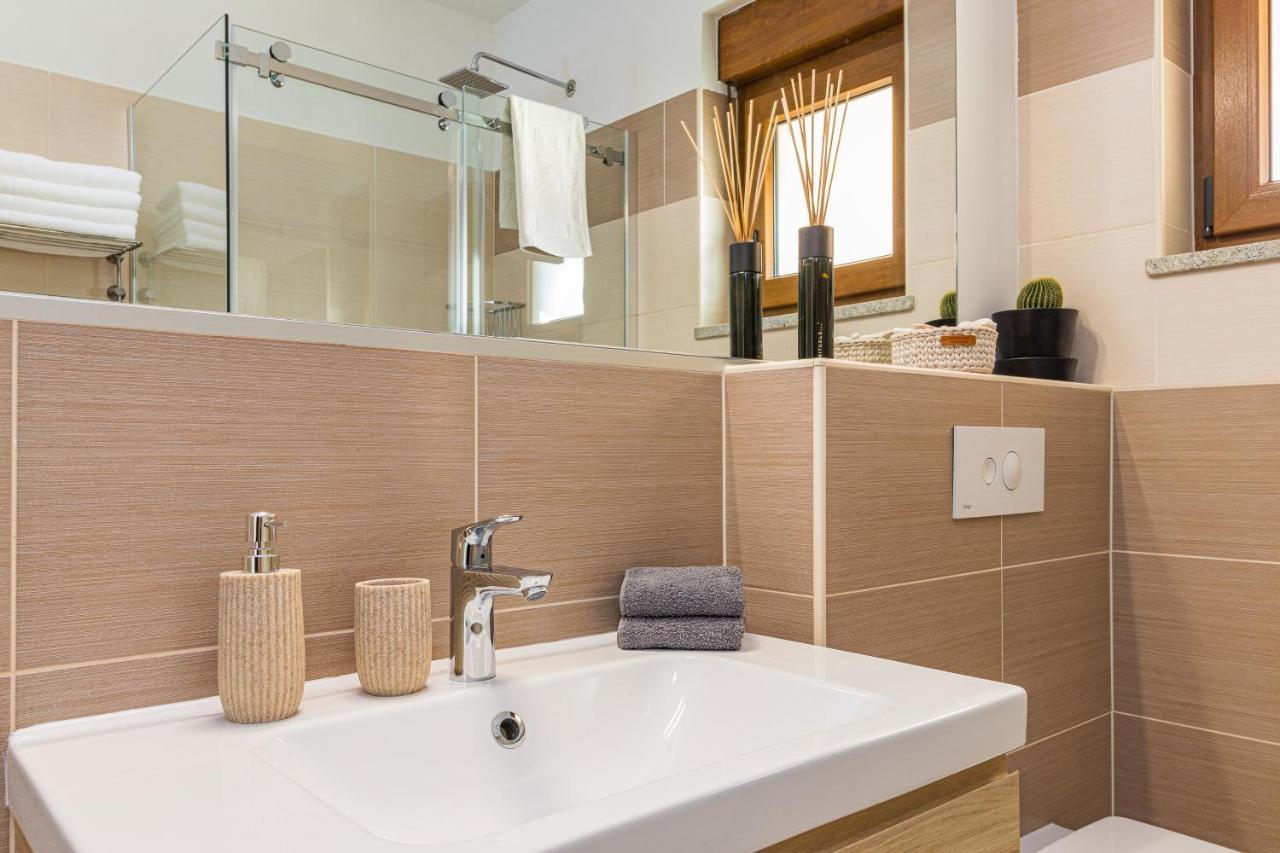 Lovely Istrian Apartment With A Private Swimming Pool And A Charming Garden Banjole Eksteriør billede