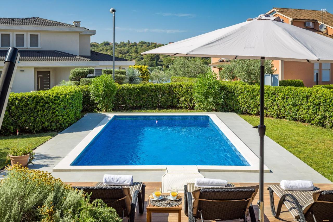 Lovely Istrian Apartment With A Private Swimming Pool And A Charming Garden Banjole Eksteriør billede